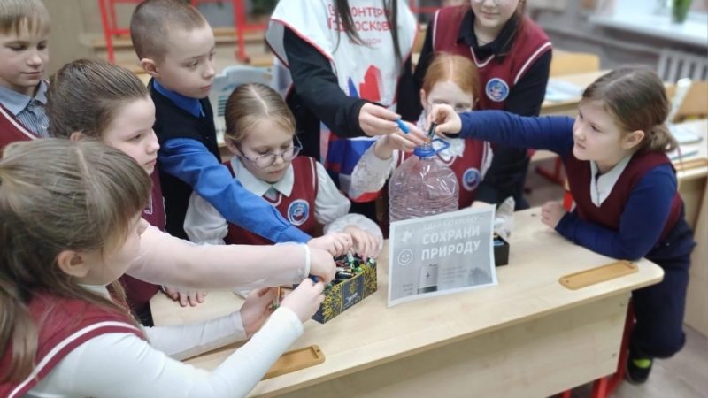 Экологическая акция проходит в Нестеровском лицее