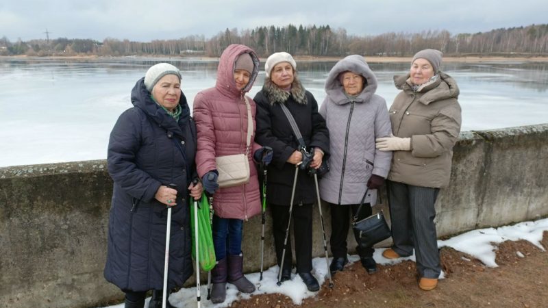 Рузские пенсионеры занимаются скандинавской ходьбой