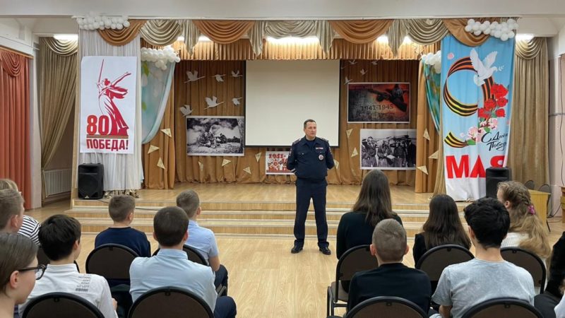 Колюбакинским школьникам — о необходимости ношения светоотражающих элементов на одежде в темное время суток