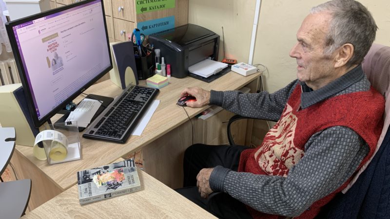 Пенсионерам Никольского в библиотеке помогают идти в ногу со временем