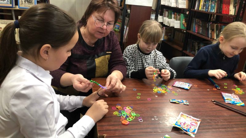 Юные сытьковчанки плели браслеты и колечки в библиотеке