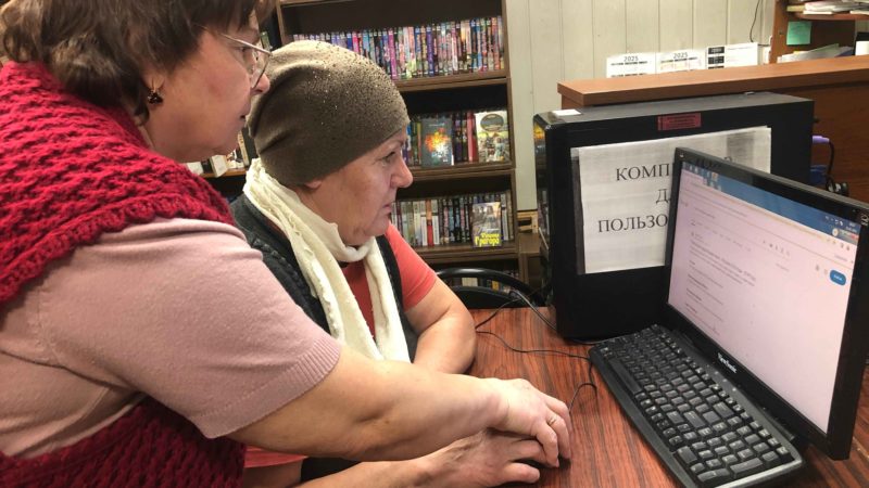 Сытьковчане старшего поколения осваивают виртуальное пространство в библиотеке  