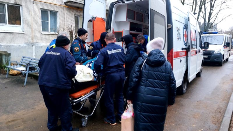 Спасатели помогли с транспортировкой пожилой женщины