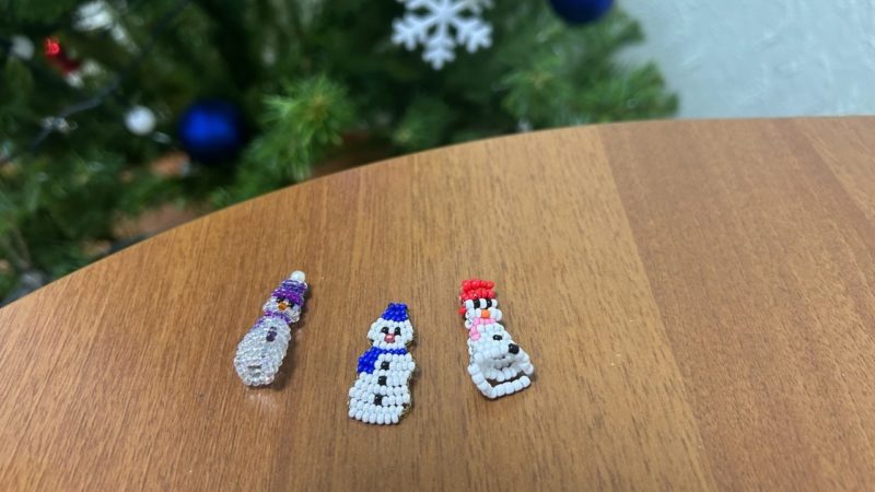 Юные тучковцы сплели снеговика из бисера