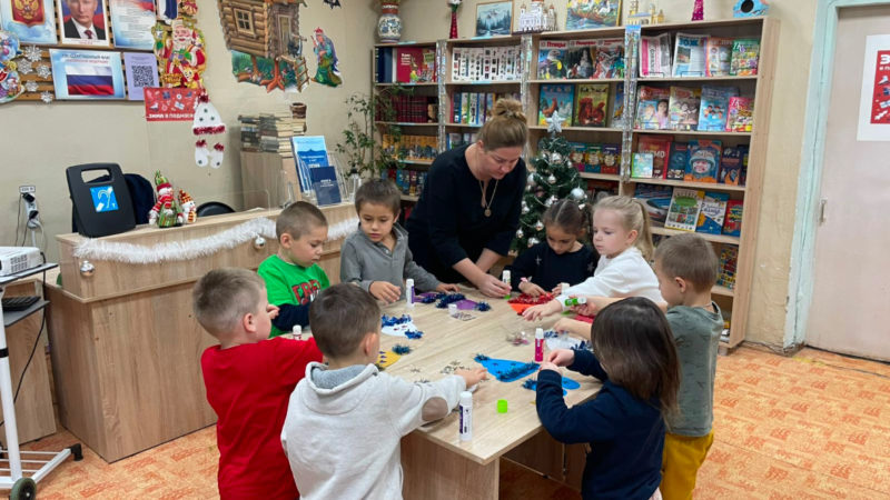 В Никольской библиотеке делали новогодние украшения 