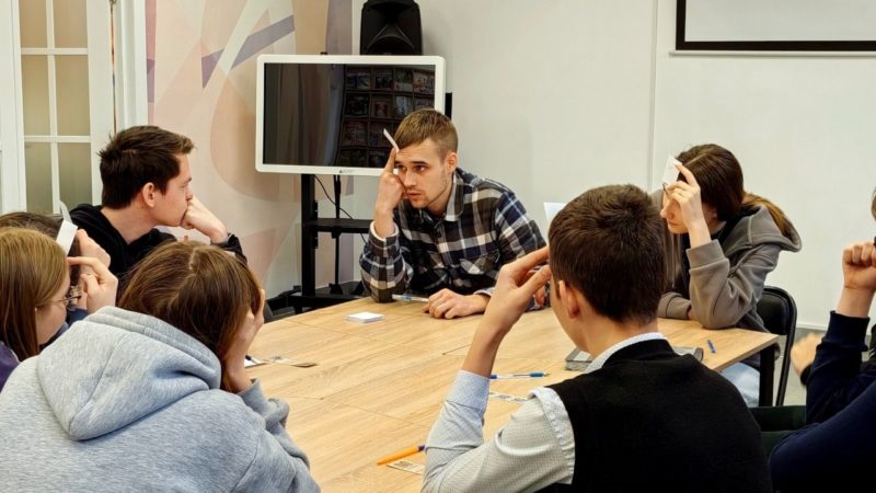 Юным ружанам провели экскурсию по библиотеке