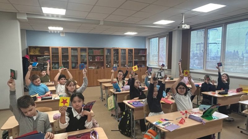 Юные тучковцы сделали поделки для солдат СВО