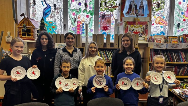 В Дорохово прошел мастер-класс по мезенской росписи