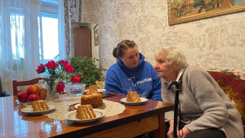 Партийцы поздравили ветерана с Днем освобождения Подмосковья от фашистов