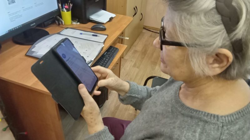 Нестеровским пенсионерам помогают осваивать мобильные приложения