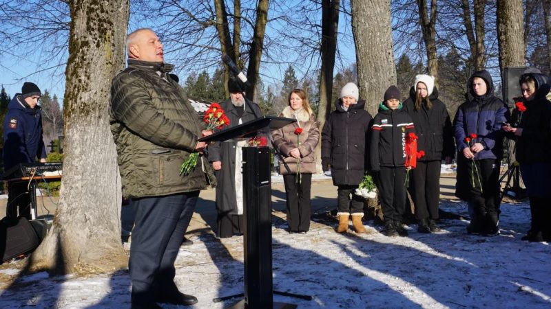 В Тучково возложили цветы в память о бойцах, погибших на СВО