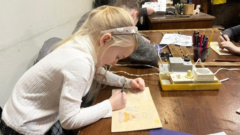 Юные тучковцы рисовали защитников Родины