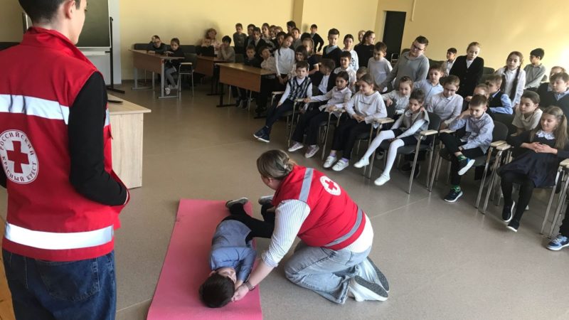 Сотрудники Красного Креста рассказали орлятам о правилах оказания первой помощи