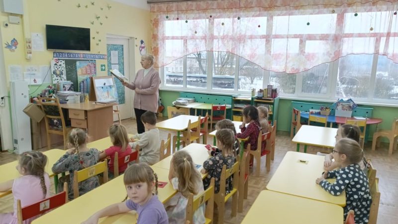 Орешковские детсадовцы раскрашивали фигурки морских обитателей