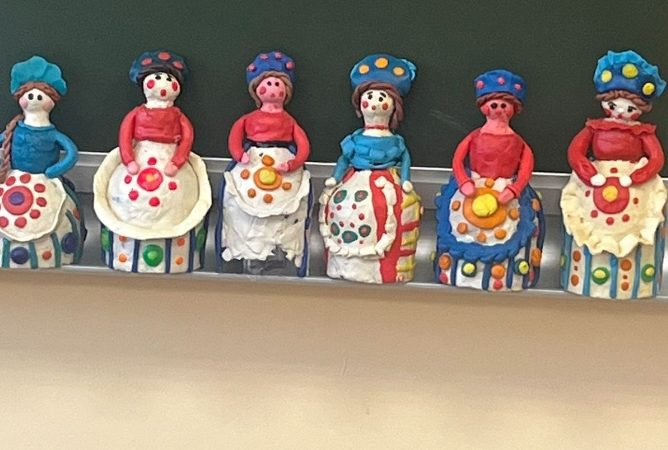 Юные нововолковцы занимались лепкой из пластилина