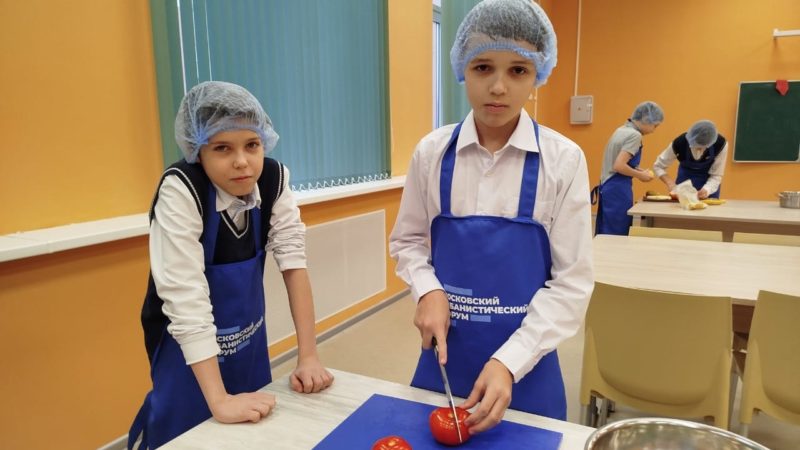 Тучковские школьники готовили салаты, пиццу и бутерброды