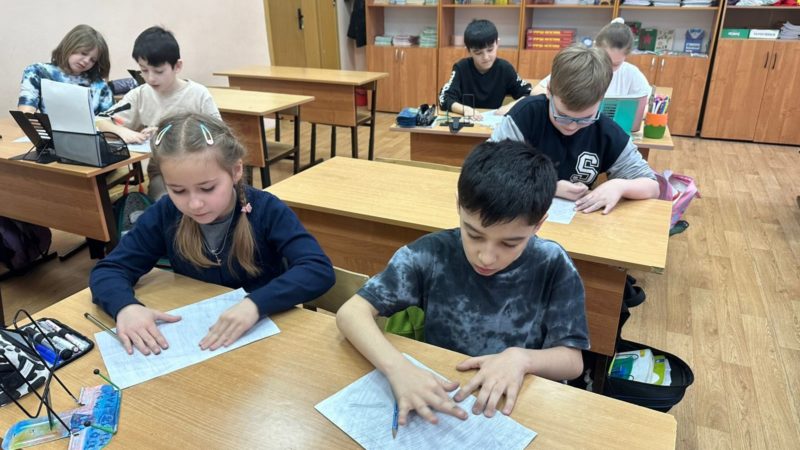 Тучковские школьники обучились необычной технике рисования