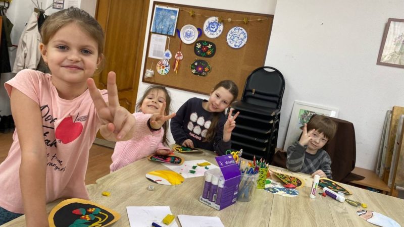 Юные тучковцы делали аппликацию из пластилина и картона