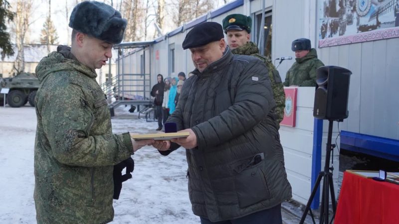 Военнослужащих поздравили с праздником