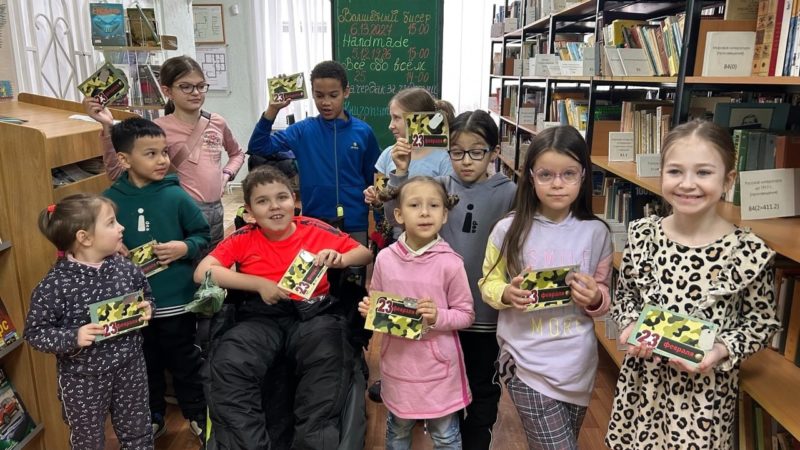 В тучковской студии «Handmade» мастерили открытки ко Дню защитника Отечества