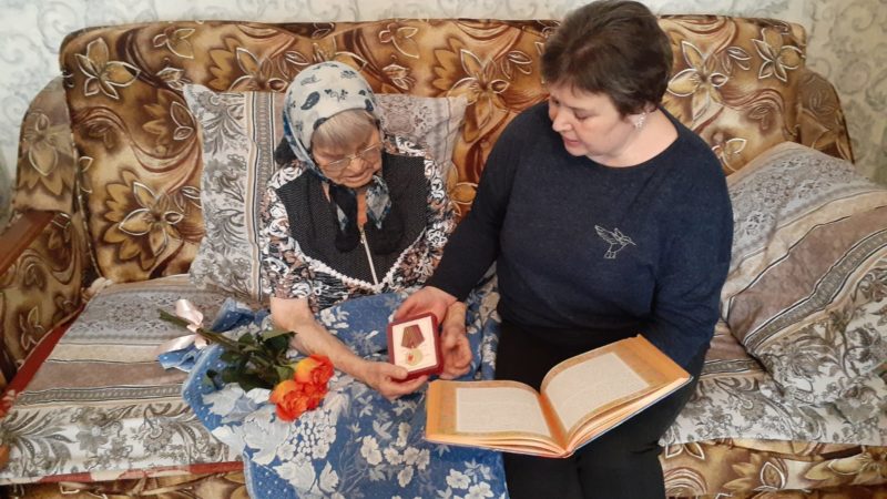 95-летней жительнице Сытьково вручили медаль к 80-летию Великой Победы 