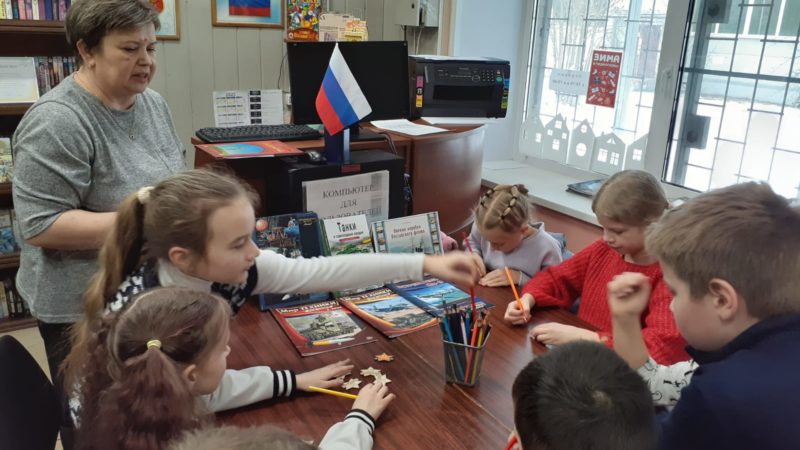 В Сытьковской библиотеке делали подарки для пап