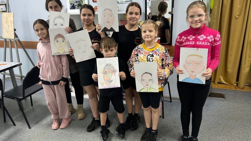 Юные тучковцы рисовали портрет папы