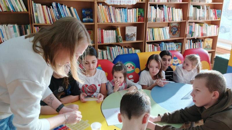 В Рузской городской библиотеке прошёл увлекательный мастер-класс «Мир увлечений с термомозаикой».