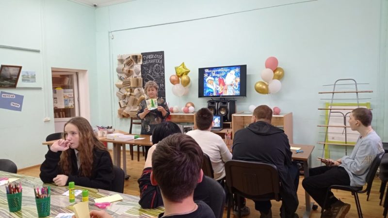 Юные тучковцы делали открытки ко Дню Деда Мороза и Снегурочки