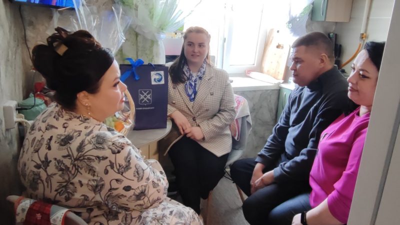 Партийцы поздравили героя СВО с Днём защитника Отечества