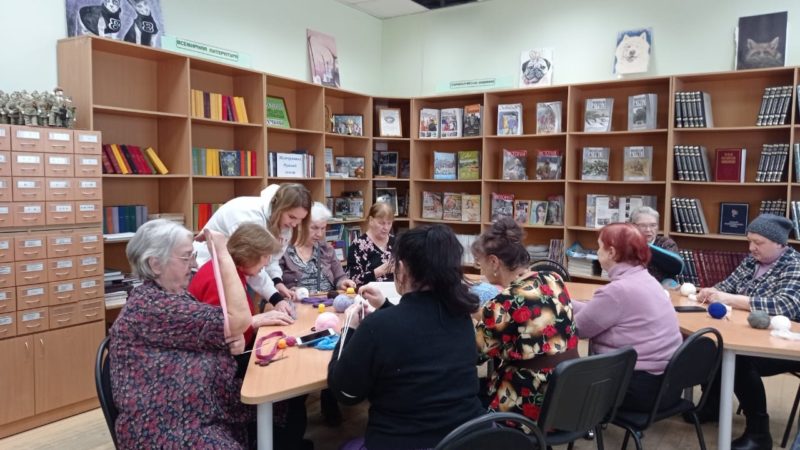 Тучковские пенсионеры изготовили кукол из подручных материалов