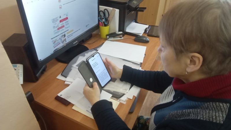 В Старорузской библиотеке учатся работать с компьютером и мобильными приложениями