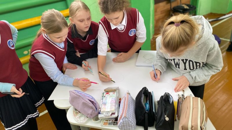 Нестеровские лицеисты делали поздравительные плакаты