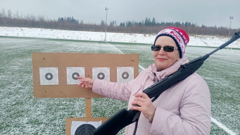 Долголеты из Рузского округа занимаются стрельбой из пневматической винтовки