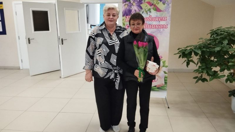 Единороссы вручили цветы женам и матерям участников СВО