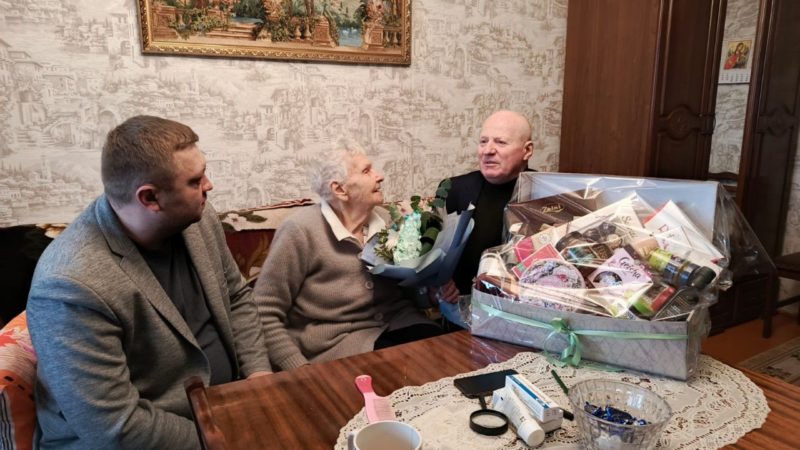 Единороссы вручили подарки ветеранам ВОВ