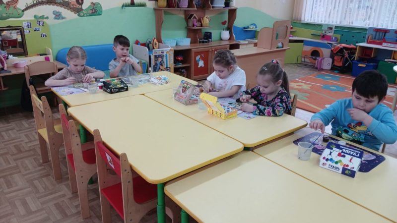 Орешковские детсадовцы раскрашивали деревянные цветочки