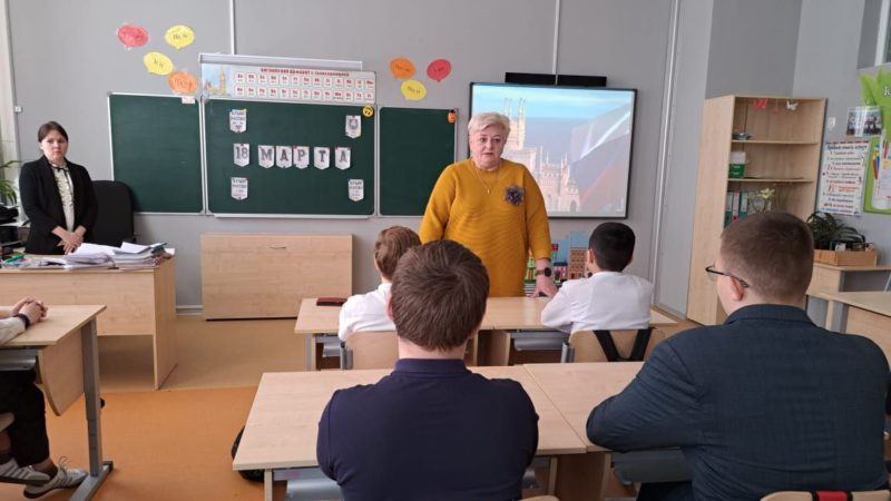 Единороссы провели урок, посвященный воссоединению Крыма и Севастополя с Россией