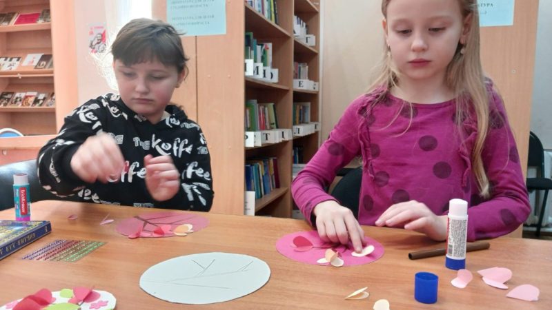 В Орешковской библиотеке делали весеннее панно