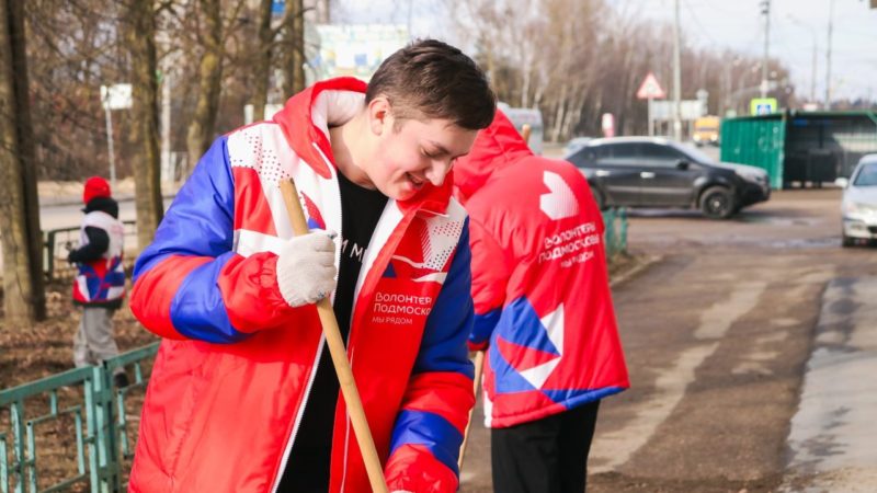 Волонтеры привели в порядок территорию возле Молодежного центра