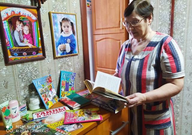 Жители Покровского старшего возраста получают библиотечные книги на дому