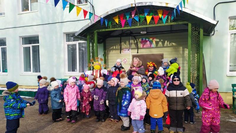 Маленькие жители Покровского участвовали в масленичных гуляниях с библиотекарем