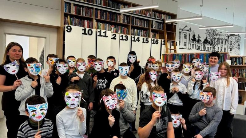 Юные ружане мастерили театральные маски