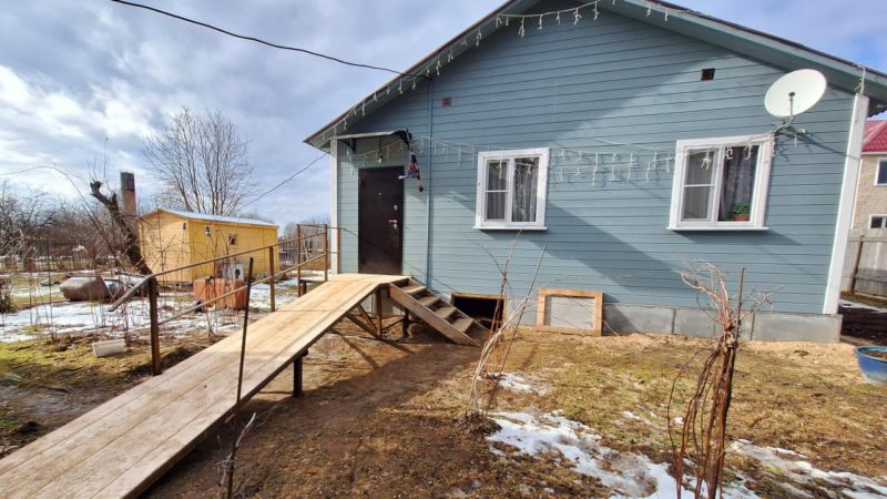 Сотрудники МБУ РМО «Благоустройство» сделали пандус для отца участника СВО в деревне Новоивановское   