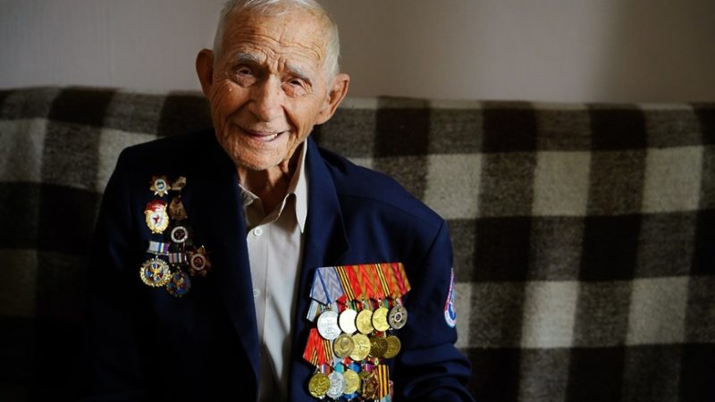 Федеральные и региональные выплаты получат подмосковные ветераны ВОВ