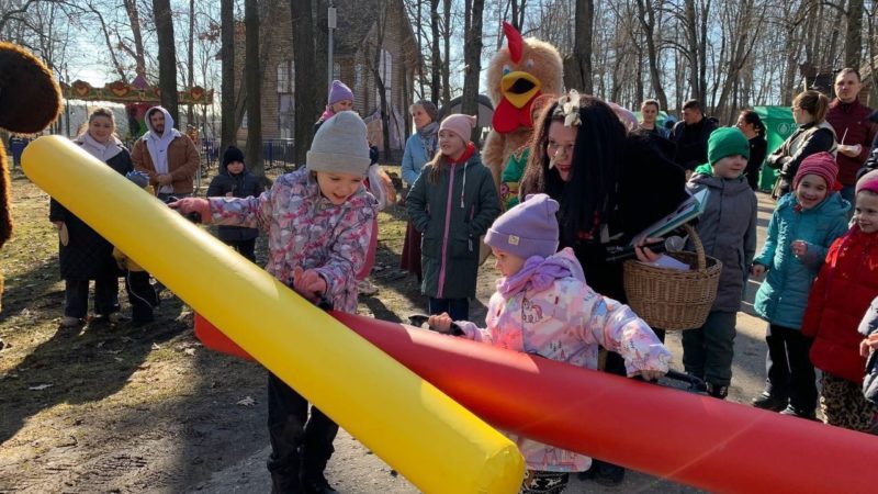 В ПКиО «Городок» прошел фестиваль сказок «Там, на неведомых дорожках»