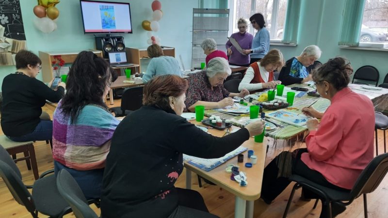 Тучковцы рисовали весенние первоцветы