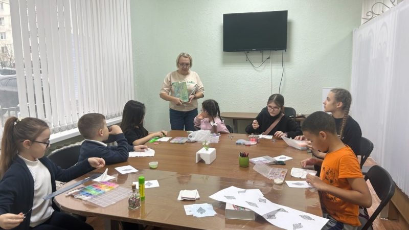 Юные тучковцы сплели весенние цветы из бисера