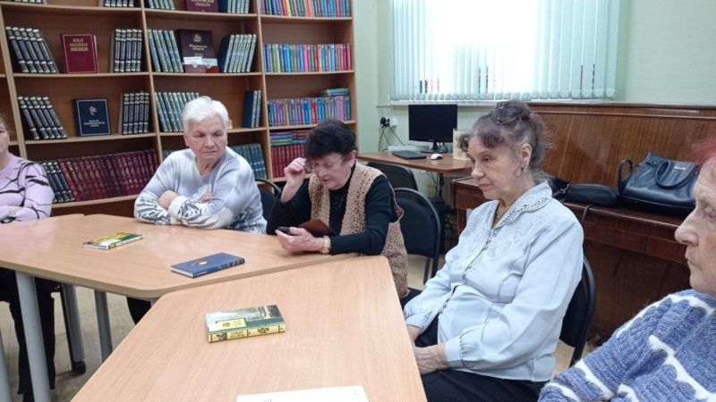 Для тучковских пенсионеров провели громкие чтения стихов Марины Цветаевой  