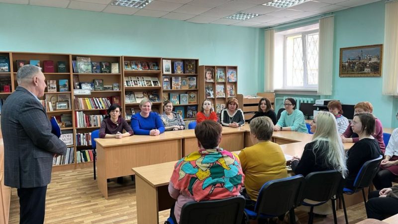 Депутат Совета депутатов Рузского муниципального округа, руководитель фракции ВПП «Единая Россия» Владимир Владимирович Бурмистенков провёл встречу с жителями в Рузской городской библиотеке